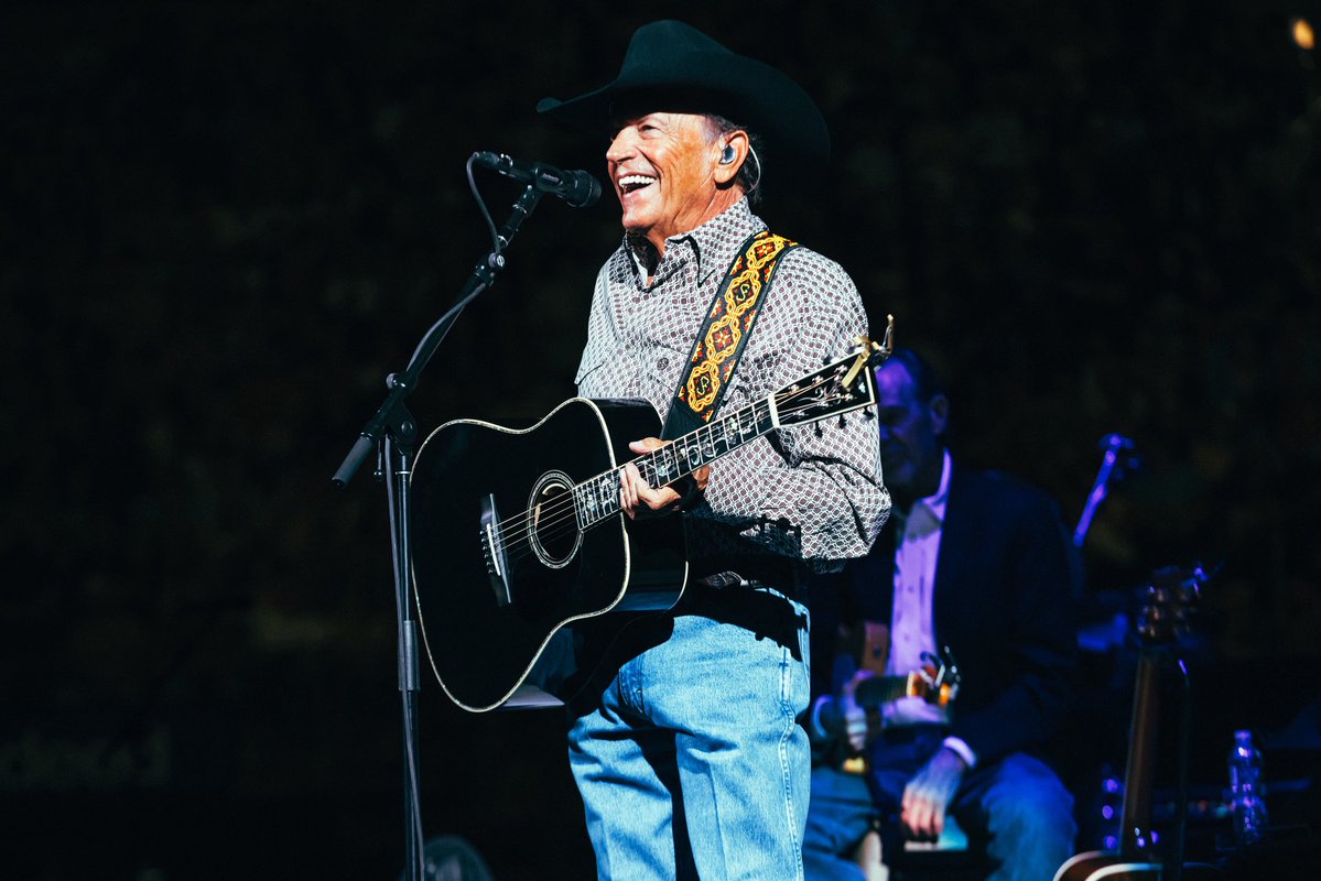 GeorgeStrait's tweet image. DEATH VALLEY! The time has come. George Strait returns for ONE NIGHT ONLY this Saturday. Last-minute tickets and info at georgestrait.com/shows!

📸: Justin Cook