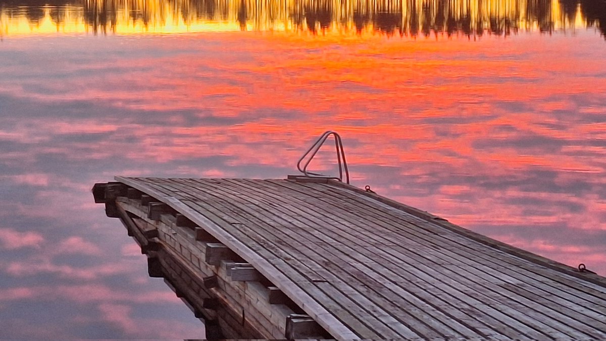 PHatunen's tweet image. Hienot värit auringon laskettua 30.4.2026 Oulujoella Vaalanlammella ..#sunset #Oulujoki #Finland #Vaala