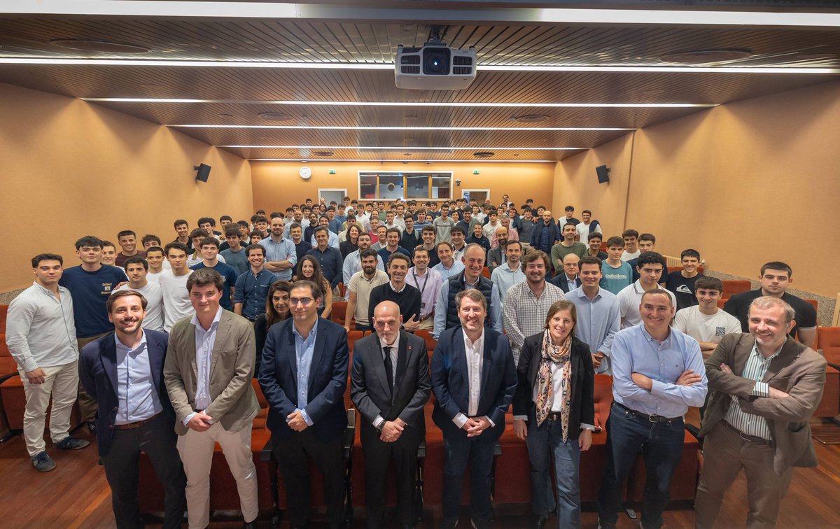 Tebasjavier's tweet photo. En @Tecnun de la @unav, con Enric Rojas @MPlusDeportes, explicando la evolución de LALIGA en un entorno cada vez más competitivo, en un coloquio con alumnos, alumni y personal de la escuela. Hemos hablado del modelo de negocio, nuevos públicos y tecnología, buenos resultados en asistencia y audiencias, piratería y de cómo adaptamos con éxito el producto a nuevas formas de consumo.
👌Foros como este aportan una mirada distinta y generan reflexiones que van más allá del  sector.