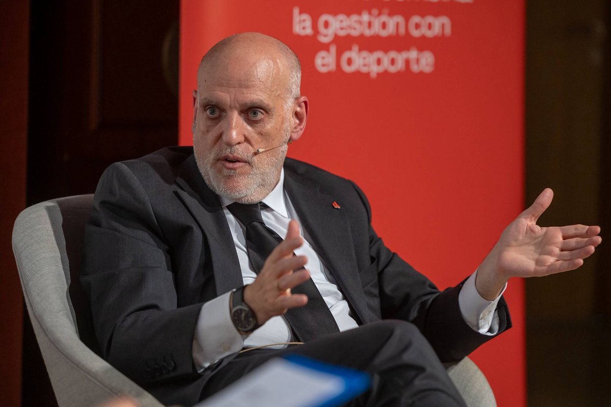 Tebasjavier's tweet photo. En @Tecnun de la @unav, con Enric Rojas @MPlusDeportes, explicando la evolución de LALIGA en un entorno cada vez más competitivo, en un coloquio con alumnos, alumni y personal de la escuela. Hemos hablado del modelo de negocio, nuevos públicos y tecnología, buenos resultados en asistencia y audiencias, piratería y de cómo adaptamos con éxito el producto a nuevas formas de consumo.
👌Foros como este aportan una mirada distinta y generan reflexiones que van más allá del  sector.