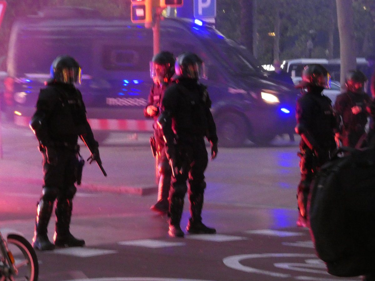La manifestació de Barcelona en contra del genocidi i en suport a les companyes segrestades de la <a href="/gbsumudflotilla/">Global Sumud Flotilla</a> arriba a la Diagonal per trobar-se la BRIMO barrant el pas. De què teniu por? Juntes i organitzades farem caure l'estat genocida d'Israel!