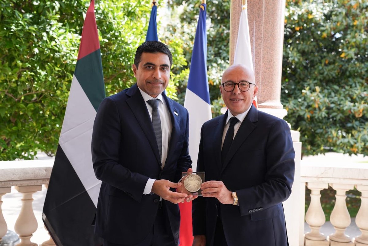 InfosMinutesFR's tweet image. 🇦🇪 🇫🇷 : L’ambassadeur des Emirats Arabes Unis a rencontré Éric Ciotti, l’actuel maire de Nice. Abu Dhabi continue son rapprochement avec l’extrême droite européenne anti-Islam alors que Jordan Bardella est devenu un interlocuteur majeur de l’Emirat. #France