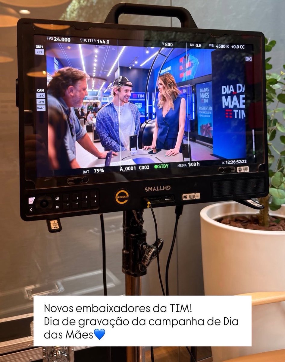 marinhotuita's tweet photo. a campanha é de dia das mães mesmo e eles ainda viraram embaixadores da TIM lindo isso https://t.co/kOYC5hdkHy