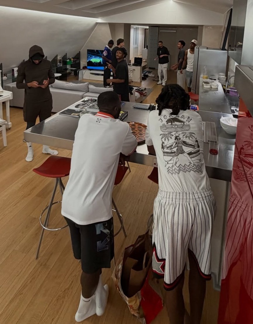 Pueblo_Juve's tweet image. ☺️ Parece poca cosa, pero es fundamental para construir un equipo exitoso: día de descanso reunidos en casa de Kenan Yildiz para ver un partido y pasarla bien con amigos
Logran reconocer a todos los jugadores de la #Juventus presente ⁉️
#Juve #FinoAllaFine #ForzaJuve