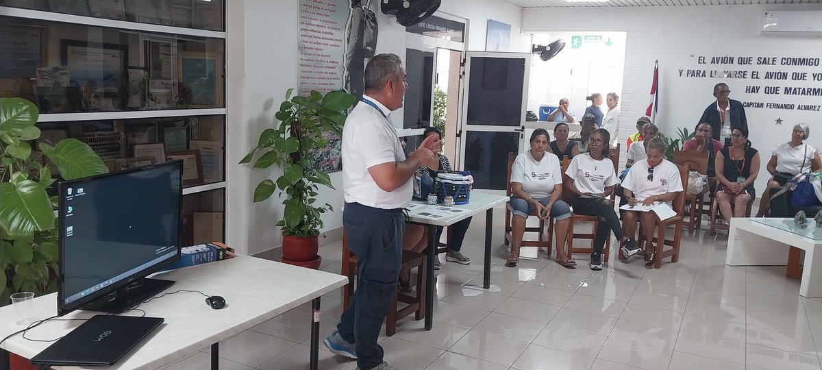 YamiCabrera789's tweet photo. Presentan informaticos de @EcasaHabana una innovacion que trasciende el Aeropuerto de la #Habana. #Trabajadores que se entregan para el avance de nuestra economía. #Boyeros #CtcLaHabana #1Mayo #LaPatriaSeDefiende. @AerovaraderoSA @AlfredoVzquezP @Colina_CTCuba @PartidoPCC https://t.co/jMzBTI8rWV