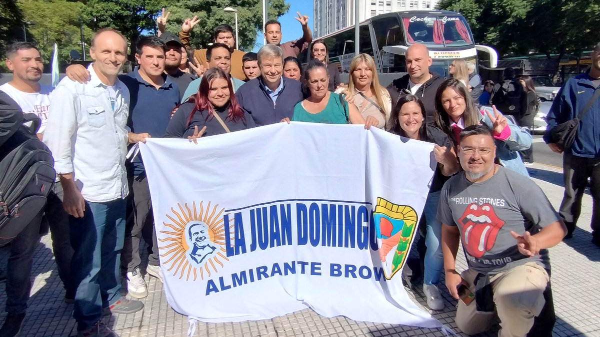CascallaresPJ's tweet photo. 🇦🇷⚒️ En la previa al #1DeMayo nos movilizamos en defensa de las trabajadoras y los trabajadores junto a las compañeras y compañeros del @PJAlteBrown, a los dirigentes, a las organizaciones sociales y políticas, y al Movimiento Obrero.

#DíaDelTrabajador https://t.co/e5GZrgveac