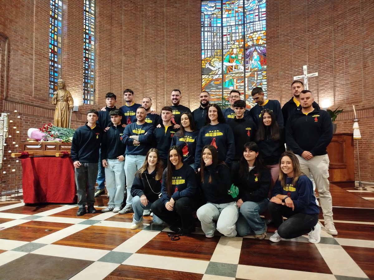 Hemos acompañado a los jóvenes de la Peña en su ofrenda floral al titular de nuestra parroquia, a San José Obrero. Gracias por invitarnos y organizar "los momentos para mover el esqueleto".
<a href="/SanJoseObreroAv/">Peña San José Obrero</a> @ACJRSanJoséObrero