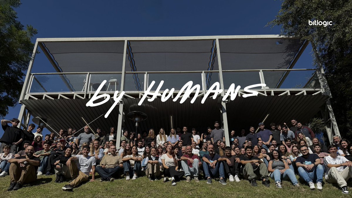 bitlogicos's tweet photo. Hoy celebramos el día del trabajador a nuestra manera: mesa larga, comida y casa llena.

Tan llena que casi no entrábamos, pero así nos gusta: juntos, compartiendo, conectando.

Somos el futuro de la educación.

EdTech for humans, by humans.

#EdTech #MadeForHumansByHumans https://t.co/1Ozs8VAjV0
