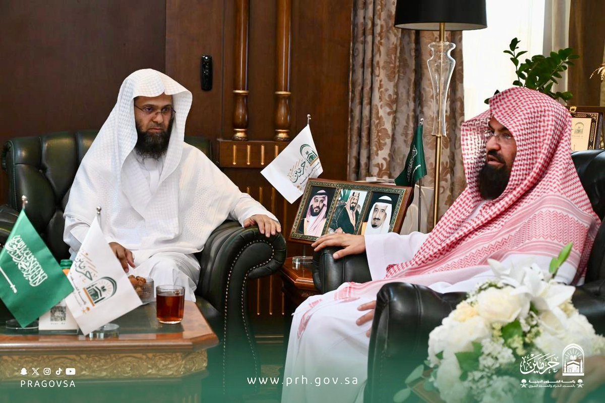PRAGOVSA's tweet photo. معالي الشيخ الأستاذ الدكتور عبدالرحمن السديس يطّلع على الإجازات القرآنية بالمسجد النبوي ويؤكد العناية بإتقان القراءات العشر المتواترة
https://t.co/6jNw6hF2qi https://t.co/D1DQYJJG39