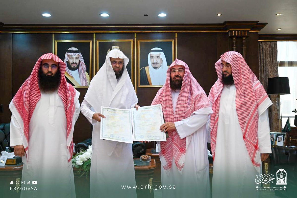 PRAGOVSA's tweet photo. معالي الشيخ الأستاذ الدكتور عبدالرحمن السديس يطّلع على الإجازات القرآنية بالمسجد النبوي ويؤكد العناية بإتقان القراءات العشر المتواترة
https://t.co/6jNw6hF2qi https://t.co/D1DQYJJG39