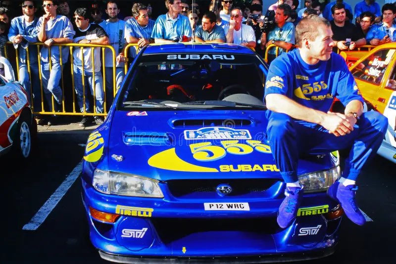 ‘97 Acropolis Rallisi öncesinde efsanevi 555 Imprezasının üstünde MacRae. Eve televizyon da o yıllarda girmişti. Televizyonda izlediğim ilk yayınlar rallilerdi herhalde. Imprezanın yanlayarak toz kaldırışına hayran kalıyordum. Geceleri uyumadan önce o virajlarda dolaşırdım.