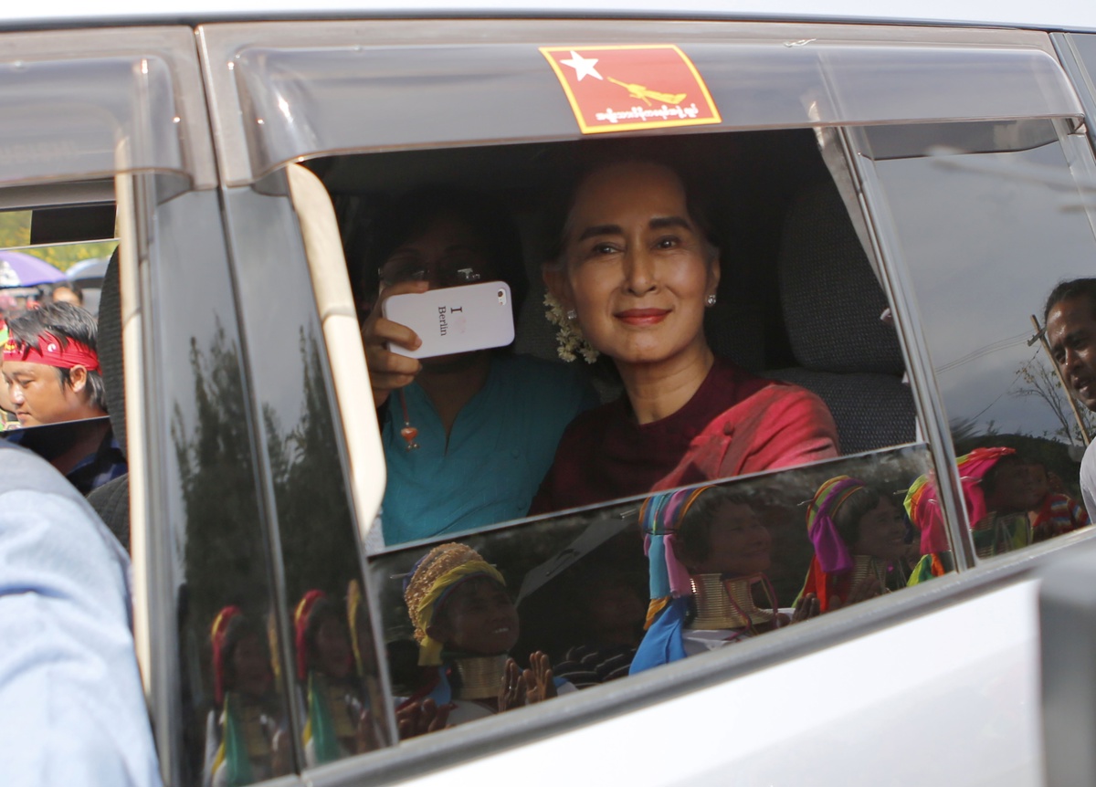 ComentarioUdeC's tweet image. #Mundo 

Traslada Gobierno militar birmano de prisión a arresto domiciliario a Aung San Suu Kyi 

elcomentario.ucol.mx/?p=315540 

#ElComentario #birmania #AungSanSuuKyi #ArrestoDomiciliario