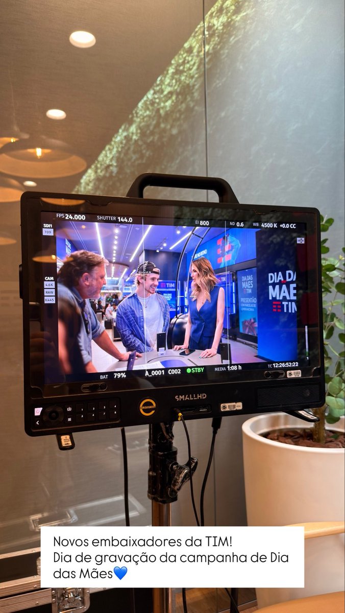 infosrenault's tweet photo. Ana Paula Renault e Juliano Floss estão gravando uma campanha de dia das mães para a TIM. 💙

📸: sergiotristao via instagram stories. https://t.co/EtQAqjo6fC