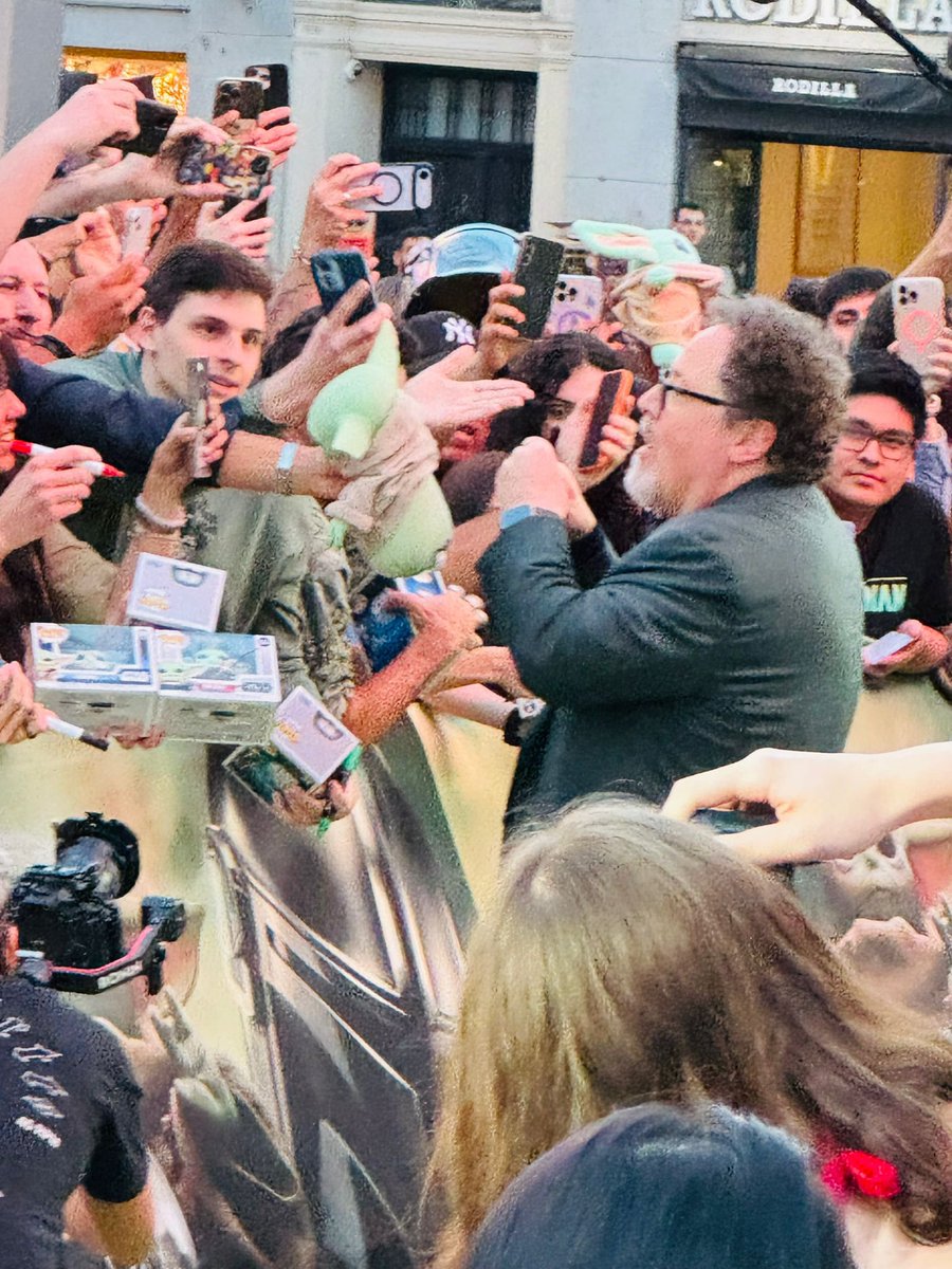 bobafettloot's tweet photo. 🔥 El ambiente en el fan event de #StarWars #TheMandalorianAndGrogu en Madrid está siendo simplemente brutal.

@Jon_Favreau ya ha llegado. El hype está por las nubes y la Fuerza más viva que nunca en la capital… esto no es un evento, es una experiencia.

#ThisIsTheWay https://t.co/fFRWbdtd59