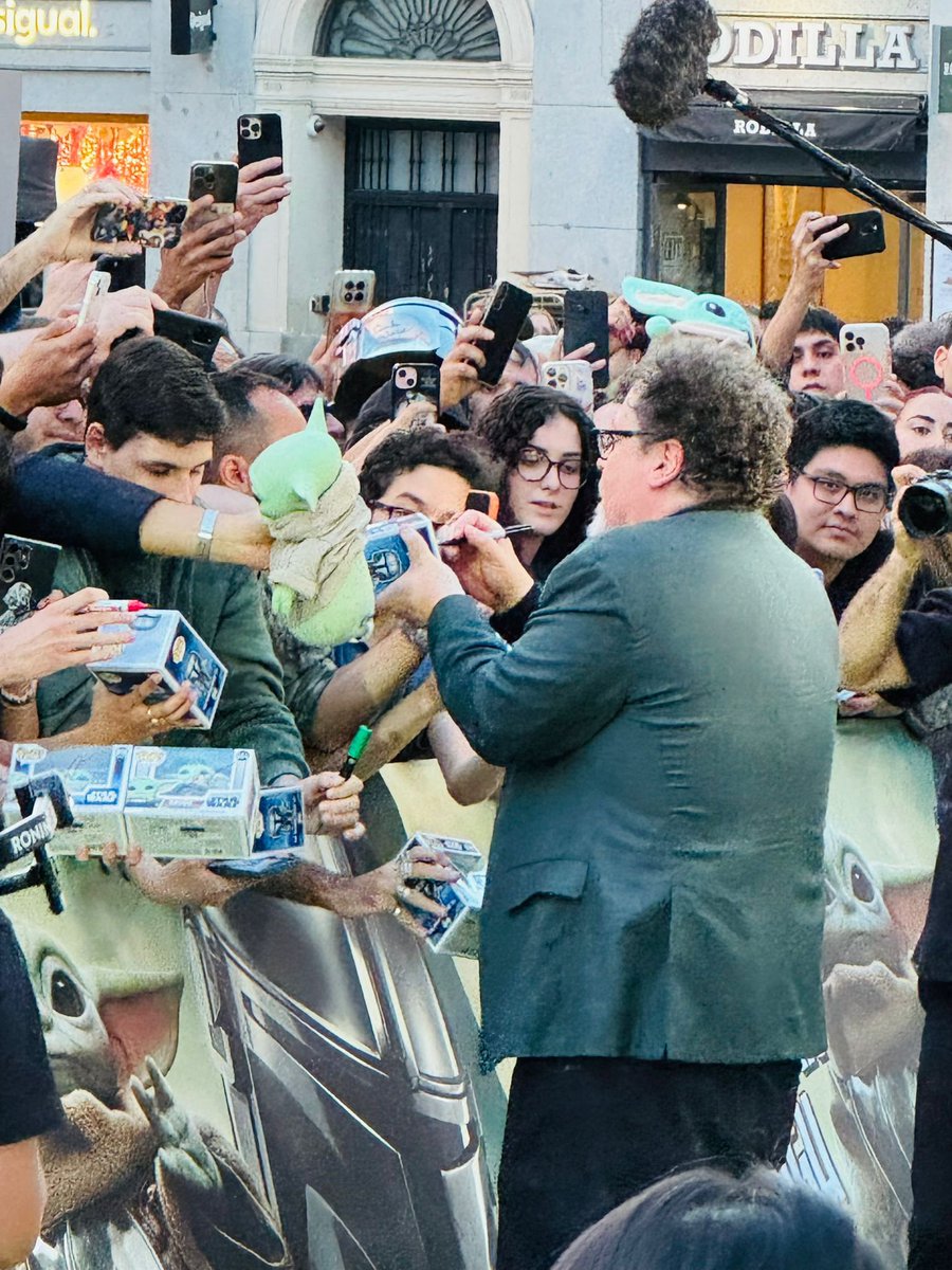 bobafettloot's tweet photo. 🔥 El ambiente en el fan event de #StarWars #TheMandalorianAndGrogu en Madrid está siendo simplemente brutal.

@Jon_Favreau ya ha llegado. El hype está por las nubes y la Fuerza más viva que nunca en la capital… esto no es un evento, es una experiencia.

#ThisIsTheWay https://t.co/fFRWbdtd59