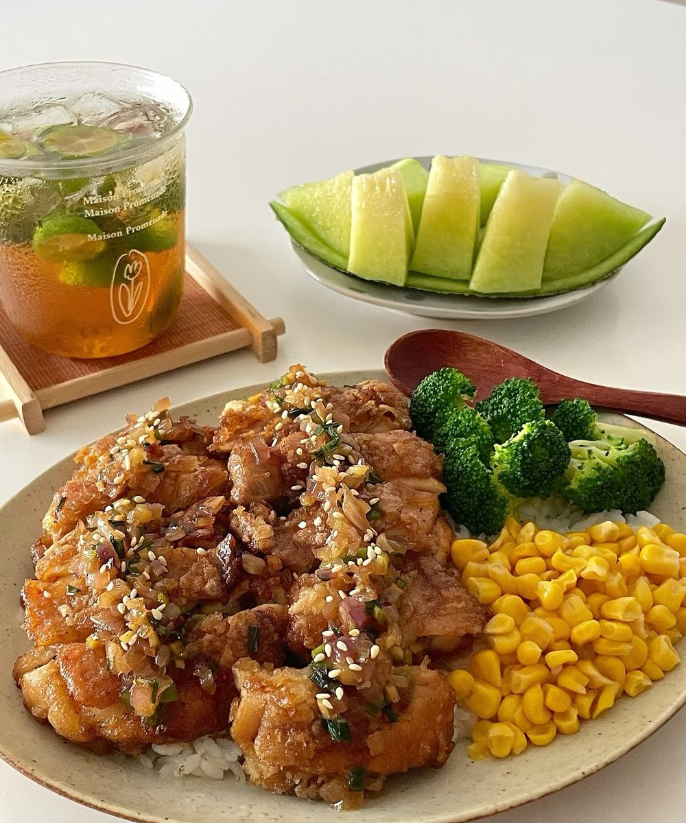 SskipIntro's tweet image. Swap fried for grilled, veggies for fries—small swaps = big fat-loss wins!  Low-cal, high-protein bowl: grilled chicken, quinoa, roasted broccoli, cherry tomatoes, drizzled with olive oil. Fuel your body, not cravings. #FatLossMeals #HealthyEating
