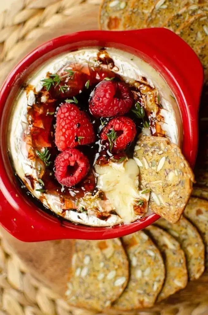 Living_Lou's tweet image. Baked brie with jam - super easy appetizer! 

Made with brie, your favorite jam, garlic, fresh thyme and balsamic glaze - YUM. 📌

RECIPE: buff.ly/3HZitJw
#entertaining #recipe