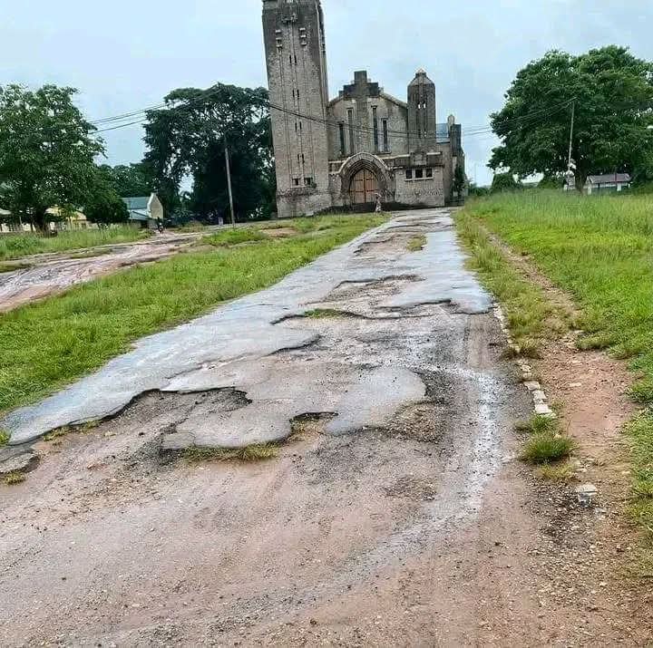 DenisYombo's tweet photo. 📍#Kasaï_Oriental 🇨🇩 : l’esplanade Bonzola d’il y a quelques années et aujourd’hui.

@VisitKasaiDRC https://t.co/1nU6iblY3T