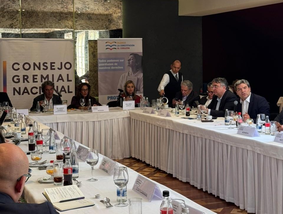 Nuestro director, Mauricio Pava, estuvo junto con el Consejo Gremial Nacional en una conversación necesaria: la defensa de la Constitución de 1991 como garantía de seguridad jurídica, estabilidad institucional y confianza para el sector productivo del país.