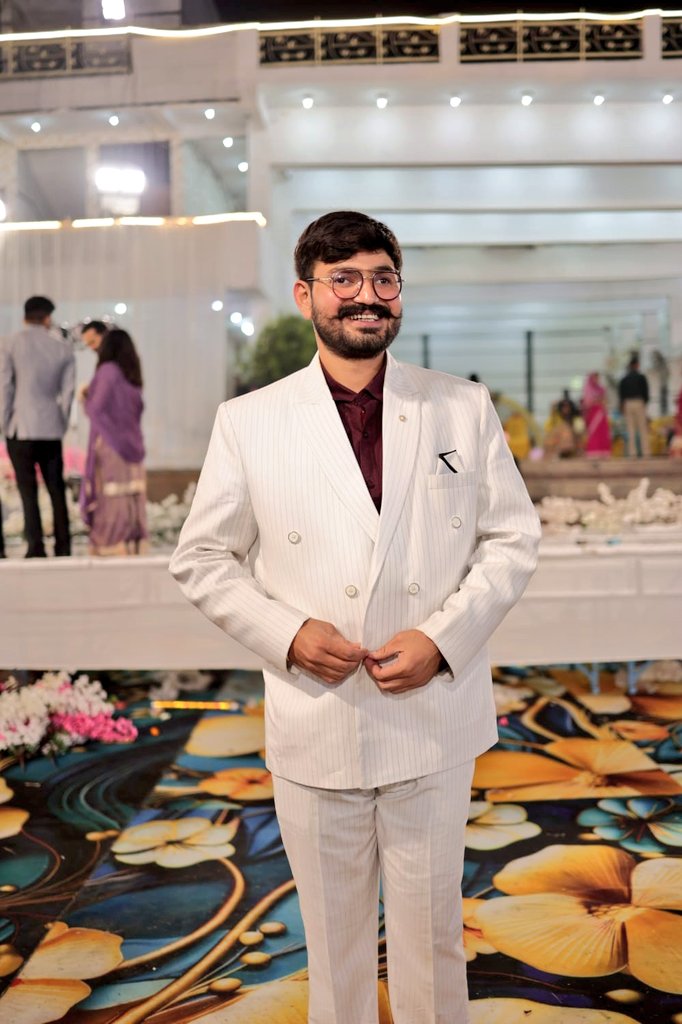 AkashVarunraj's tweet photo. रणभेरी गूँज उठी, महज कुछ पहर का खेला है,
ब्रह्मास्त्र छूट चुका, अब परिवर्तन का रेला है।"
#जिलाछतरपुर https://t.co/YcIWivtUZm