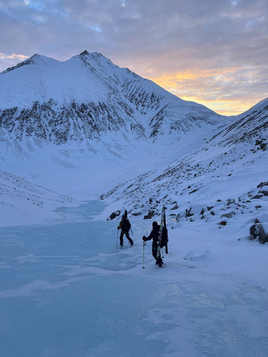 dinglac's tweet photo. Realizando mediciones en glaciar #Freya, NE #Groenlandia, con radar de penetración terrestre (#GPR). 

Estudiamos evolución de #glaciares #politérmicos en condiciones de #cambioclimático combinando modelos y observaciones sobre el terreno.

@La_UPM @telecoupm @bibliotecaetsit https://t.co/KAVj6tXrEC