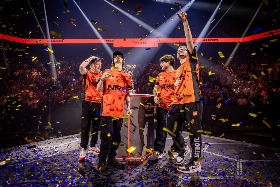 ParlonsRL's tweet image. 📅⚽️🚙 | LES #RLCS FÊTENT LEURS 10 ANS ! 🎂

Depuis les Worlds RLCS S1 en 2016, on a eu :
🔹 9 structures sacrées championnes du monde 🏆
🔹 29 joueurs sacrés champions du monde (dont 9 🇫🇷) 🥇

Quel est votre meilleur souvenir en RLCS ? 🥹🤔