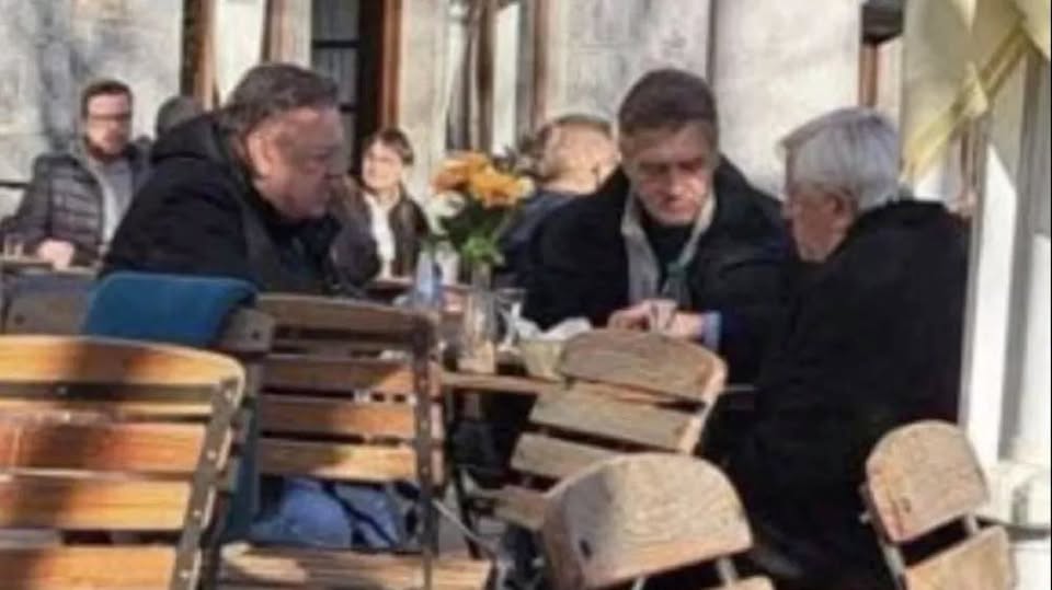 <a href="/rtvslo/">📱MMC RTV Slovenija</a> To niso delavski sindikati. To so sindikati javnega sektorja, ki bodo jutri ploskali Zokiju pri njegovem govoru na Rožniku. So proti nižanju obremenitev delavskih plač, tretjih najbolj obremenjenih na svetu, da bo dosti denarja za javne in državne. Delavec se jim hebe.