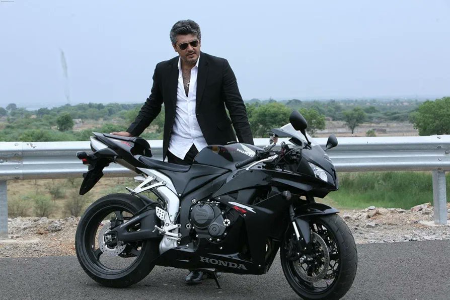 Arjun_twits's tweet photo. கூட்டத்தை வைத்து FLEX பண்ணுறவங்கள் மத்தியில், நீங்க மட்டும் எதுவுமே வேண்டாம்னு இருக்கீங்க. Fans oda Life பாருங்கனு சொல்றீங்க அந்த ஒரு பொறுப்பு... சுயநலம் இல்லாத அந்த நேர்மை That's why we are admire you Thala more than cinema ❤️

HAPPY BIRTHDAY THALA AJITH KUMAR

#HBDAjithKumar https://t.co/lmTegYDjKw