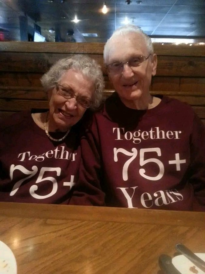"Mis padres han estado casados por 75 años, pero pocos se han dado cuenta. La mayoría de sus amigos han fallecido. Contacté a 6 estaciones de noticias locales y al periódico Union Tribune, proporcionando detalles para que pudieran hacer una historia sobre sus vidas. Ni una sola