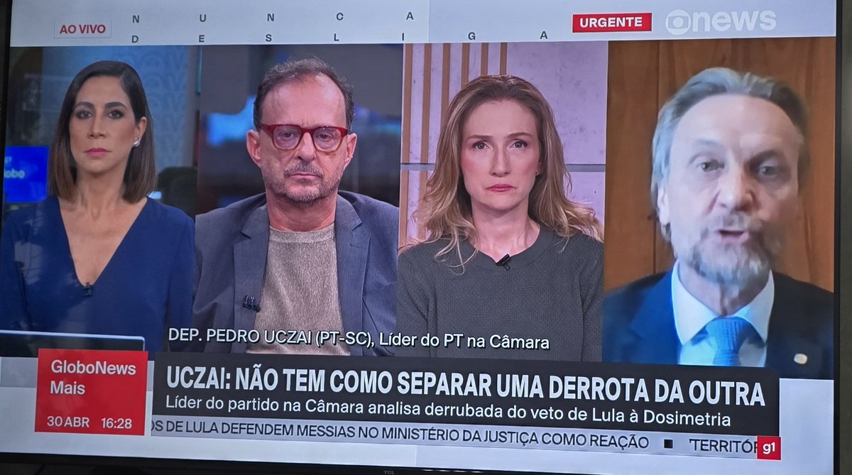 luizsussa's tweet photo. A cara da "imprensa" depois de falar em derrota do governo, ouvindo quem perde é a democracia.
#alcolumbreinimigodopovo https://t.co/5x64EfmWK1