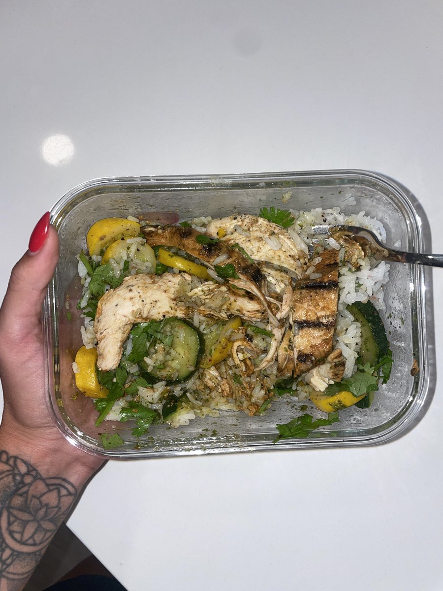 smithhmackenzie's tweet photo. People think eating for your goals has to be boring

Meanwhile this is one of my favorite meals

Ridiculously good and stupid easy to prep https://t.co/mhzEhpu6xB