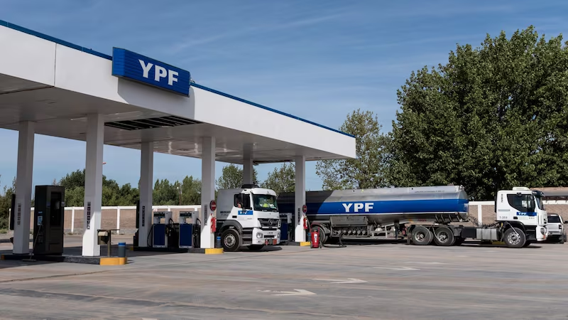 PRIMICIA: YPF APRUEBA SPLIT DE ACCIONES EN ARGENTINA

¿Qué pasó? Accionistas y el directorio de YPF aprobaron un split de acciones en la bolsa local, que modificará la cantidad de papeles que cotizan en Buenos Aires, según confirmaron a Bloomberg Línea fuentes con conocimiento