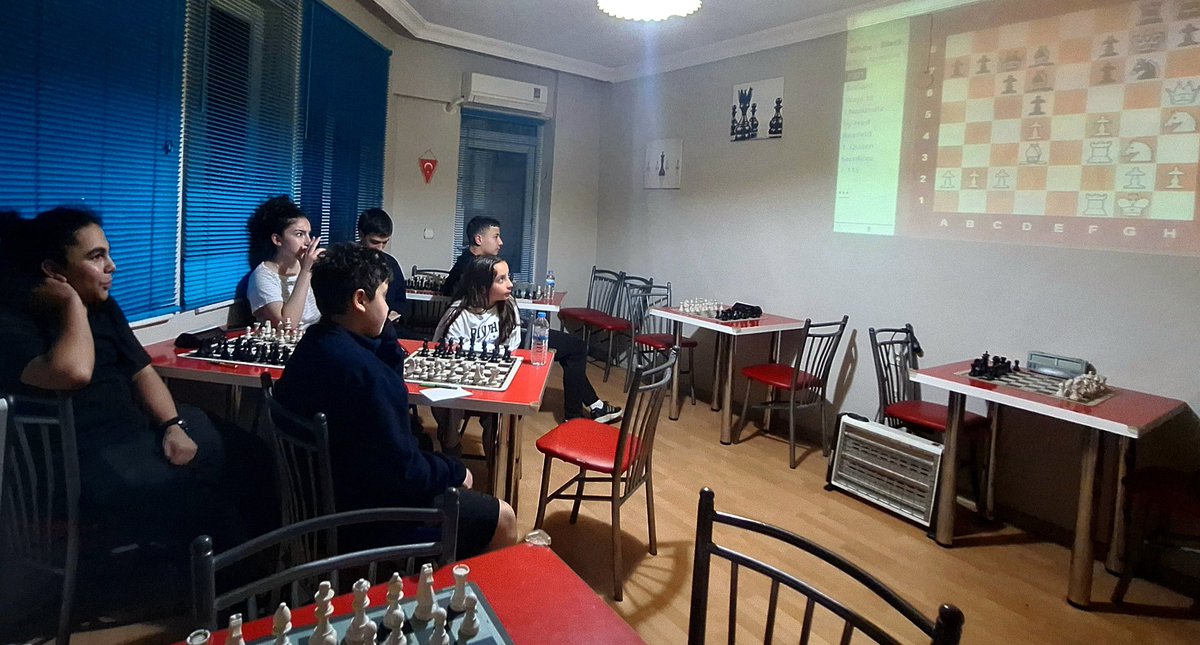buyukustalar's tweet photo. Bugünkü antrenmanda birçok konum üzerinde çalıştık.
Farklı pozisyonları incelemek, hamlelerin arkasındaki fikirleri daha net görmemizi sağlıyor.
#antalya #antalyasatranc #satranc #cocukgelisimi #antalyaegitim https://t.co/h6Ve9FzUY6