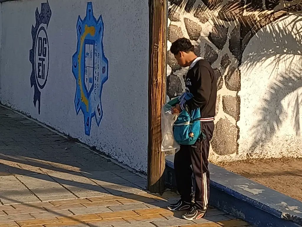 Amanecer_Qro's tweet image. 🚨 Operativo mochila en CBTIS 145 tras amenaza viral en San Juan del Río 📚
Hubo 50% de ausentismo y activación de seguridad escolar 👮‍♂️
#Querétaro #SeguridadEscolar
Más información aquí 👇

 amanecerqro.com/cbtis-145-apli…