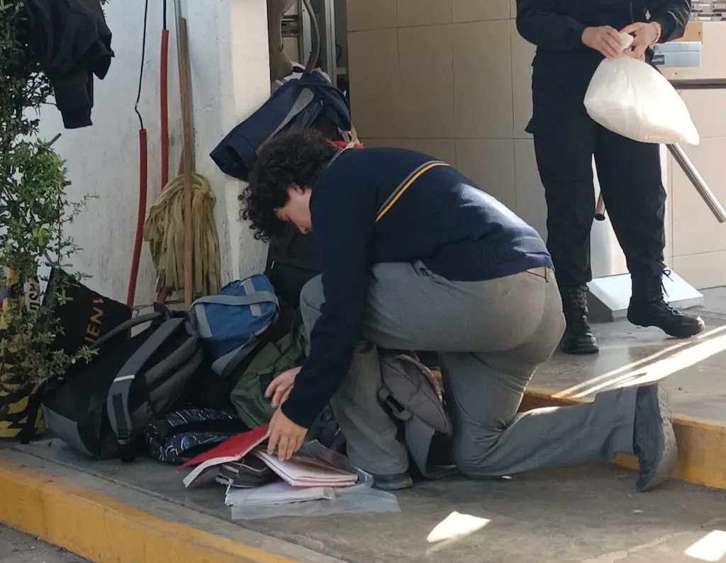 Amanecer_Qro's tweet image. 🚨 Operativo mochila en CBTIS 145 tras amenaza viral en San Juan del Río 📚
Hubo 50% de ausentismo y activación de seguridad escolar 👮‍♂️
#Querétaro #SeguridadEscolar
Más información aquí 👇

 amanecerqro.com/cbtis-145-apli…