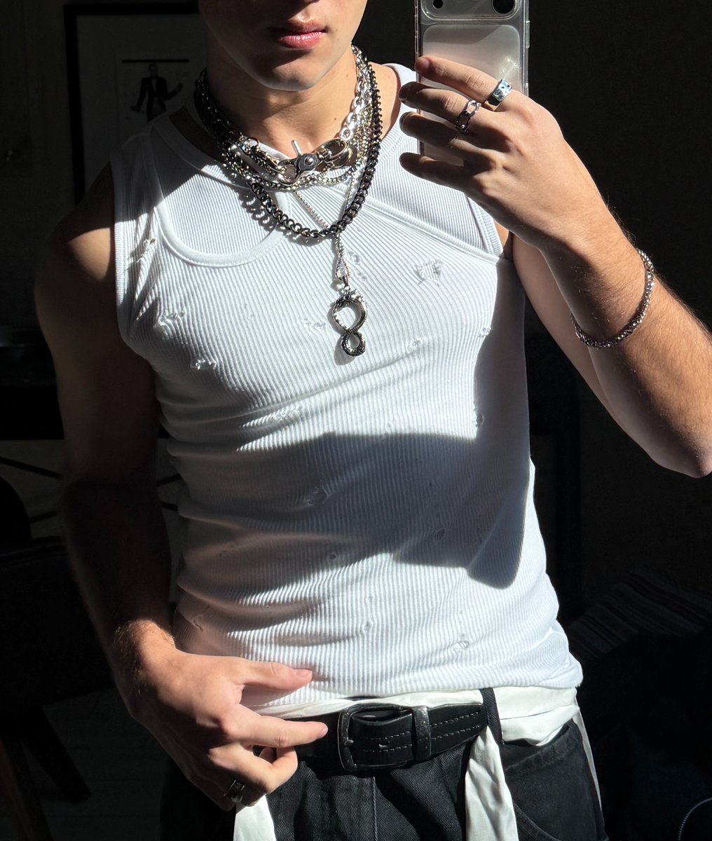 Alejandro looks stunning in new photo shared to Weverse #SANTOSBRAVOS