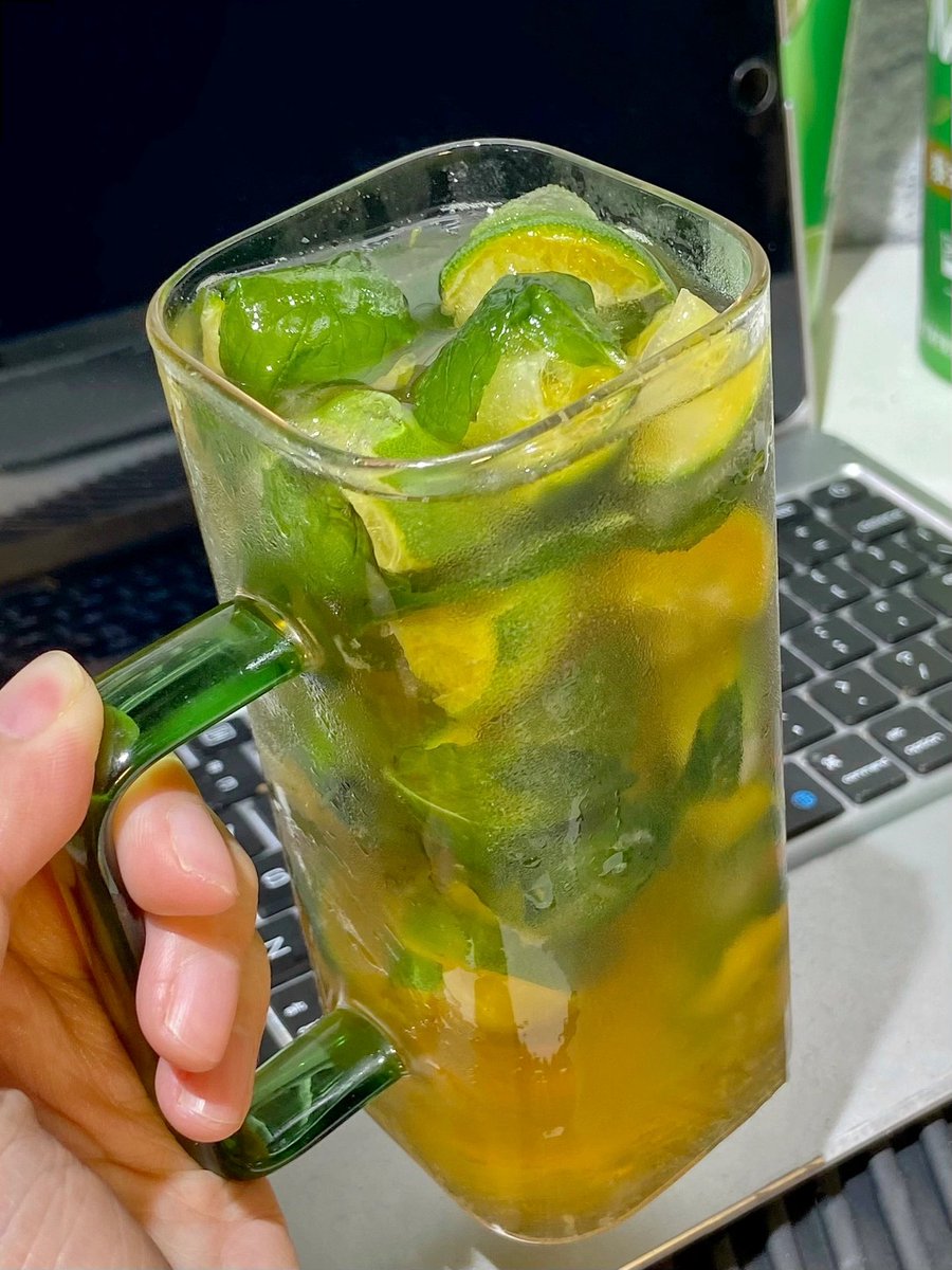 visduexbossa's tweet image. 5-Minute Refreshing Cucumber-Lime Spritzer!  Chop 1/2 cucumber, squeeze 1 lime, add 1 cup sparkling water + ice. Stir, garnish with mint. Beat the heat—easy, crisp, zero added sugar!  #DrinkRecipe #QuickRefresh