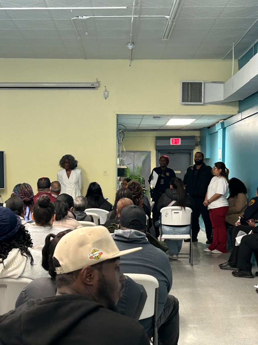 PublicSafetyNWK's tweet image. 2nd Precinct Community Service Officers Rich and Lorenzo partnered with La Casa Don Pedro and Essex-Newark Legal Services to host a Landlord Tenant Conference at 23 Broadway. Attendees received procedural information to gain assistance. #newarknj #community #service