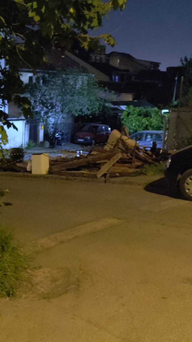 U Trnavskoj 13 na uglu sa Lovranskom u delu Zvezdarske šume ispod Naučno-tehnološkog parka su večeras NN lica srušila stambenu baraku! Na ruševinama se nalaze nepoznati radnici koji vrše građevinske radove.

Za ovu građevinsku parcelu 2277/3 KO Zvezdara ne postoji izdata