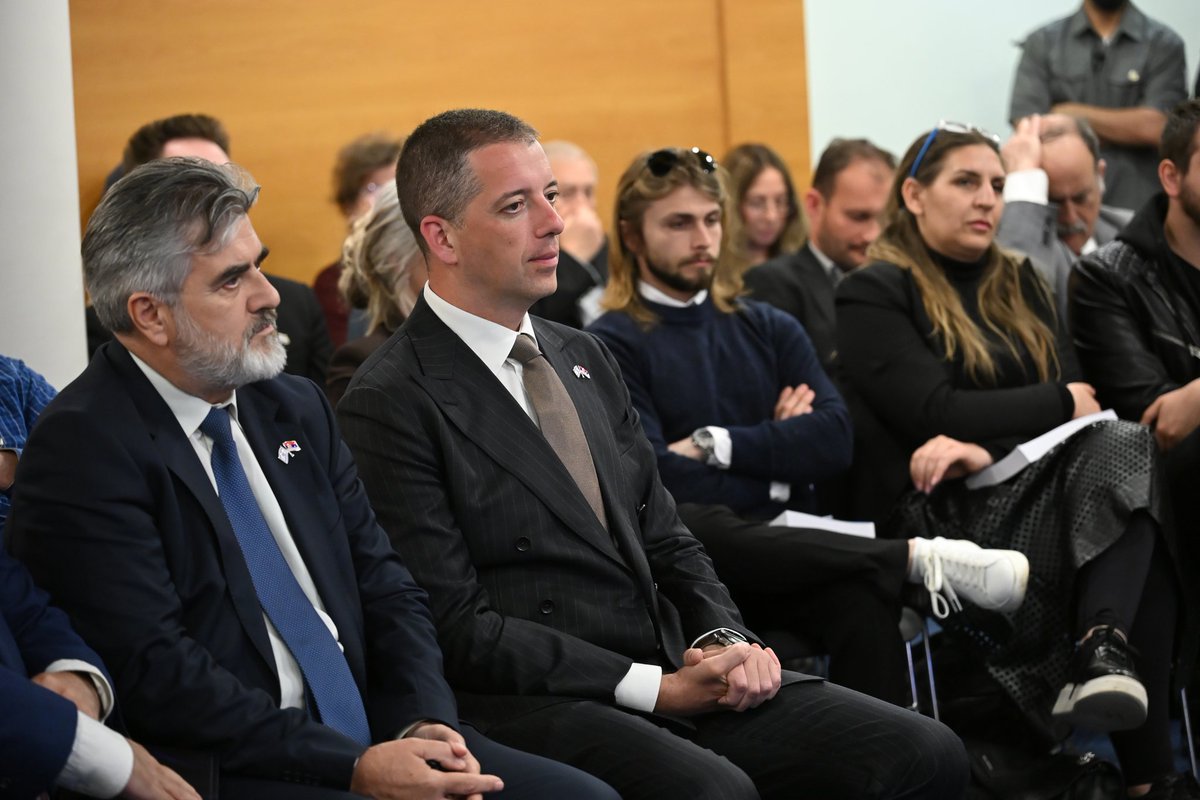 MFASerbia's tweet photo. Министар спољних послова Републике Србије Марко Ђурић @markodjuric поручио је данас у Бегиновом центру у Јерусалиму, на представљању књиге „Усташки злочини: Збирка докумената (1941–1942)“, да је заједничка обавеза да се такве трагедије никада не забораве, не негирају и не понове.

Шеф српске дипломатије је истакао да ова књига није само збирка докумената. Она је глас оних који више не могу да говоре, сведочанство о жртвама и опомена будућим генерацијама, које нас обавезује да истину чувамо и преносимо без искривљавања.
🇷🇸🤝🇮🇱
📄⬇️
🔗https://t.co/evZGwxSx9p