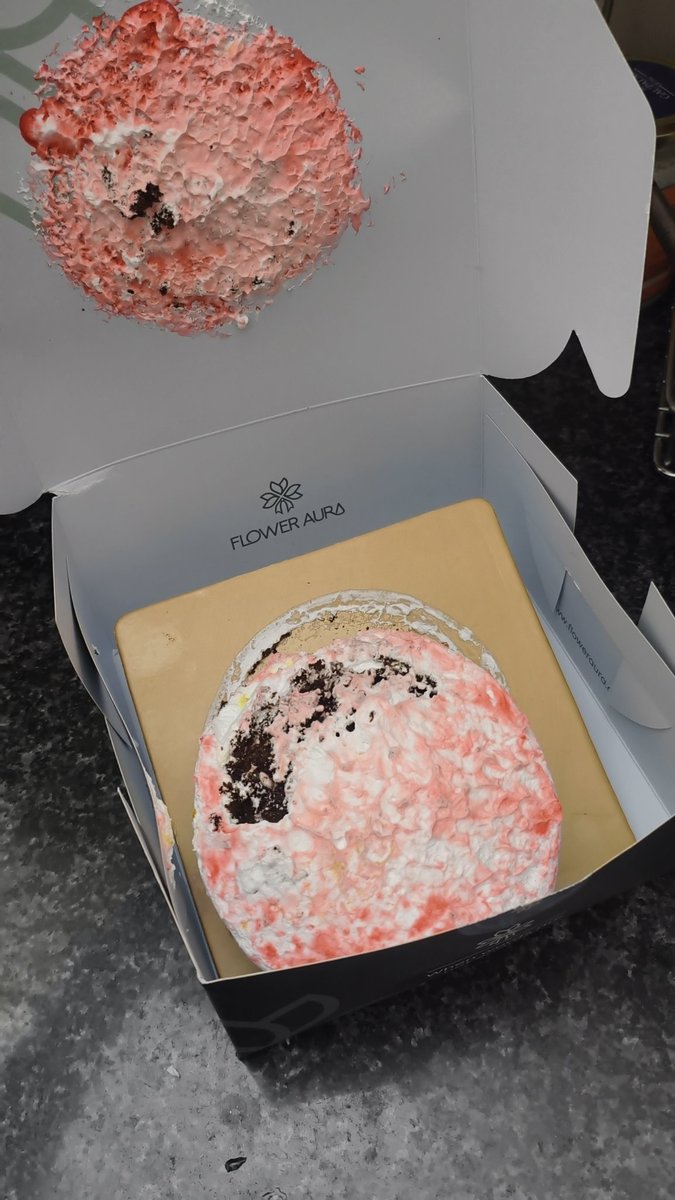 rvhritik's tweet photo. @Swiggy @SwiggyCares I have ordered a cake from app and the cake has been spoiled while delivering to me. On reaching out to chat support you are compensating it with 100 bucks, seriously. https://t.co/cjOvTPzGas