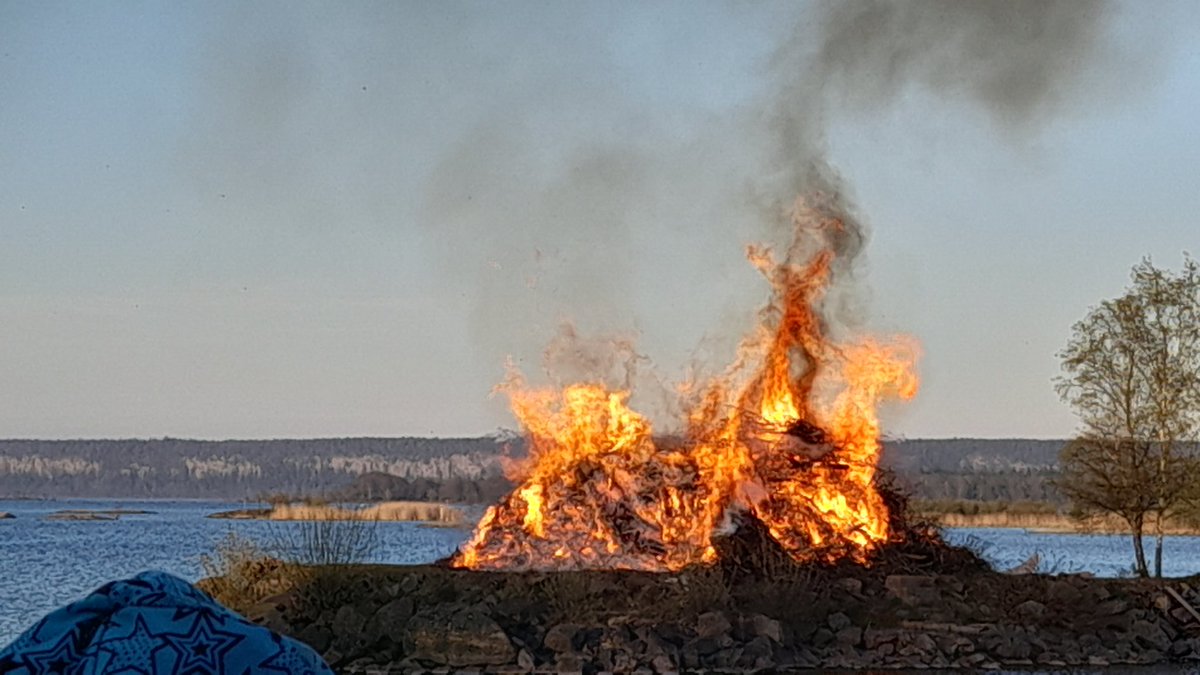 SwedishGamester's tweet image. Today is the #LastDayofApril aka #Valborgsmässoafton aka #WalpurgisNight! It's an #AncientTradition for us #swedes to go outside and #celebrate the approaching #springtime by watching a #bonfire and listening to a #choir! Which is just what #mom and I have done tonight! 😊