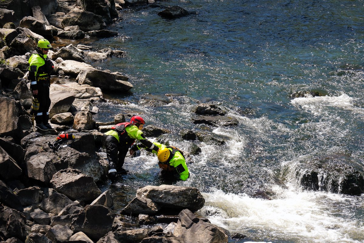 ChesterfieldVa's tweet image. Our Swiftwater Rescue Team trains year-round to respond when water turns dangerous ⚠️🌊.

Read more on water safety tips for this summer and how our teams prepare on our blog here: bit.ly/4vZwPQK

#Blog #WaterSafety #SwiftWaterRescue