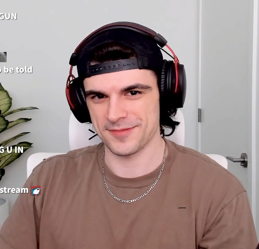 annie_tlc's tweet photo. La sonrisa de alguien que crasheo el server un montón de veces, produjo el lag de todos en la isla para poder llegar a las coordenadas 666.666 6 -666.666 porque un monstruo lo retó a ir. 
Te saludo Foolish Maverick 🫡
#QSMP2 https://t.co/MCvV2ylF3O