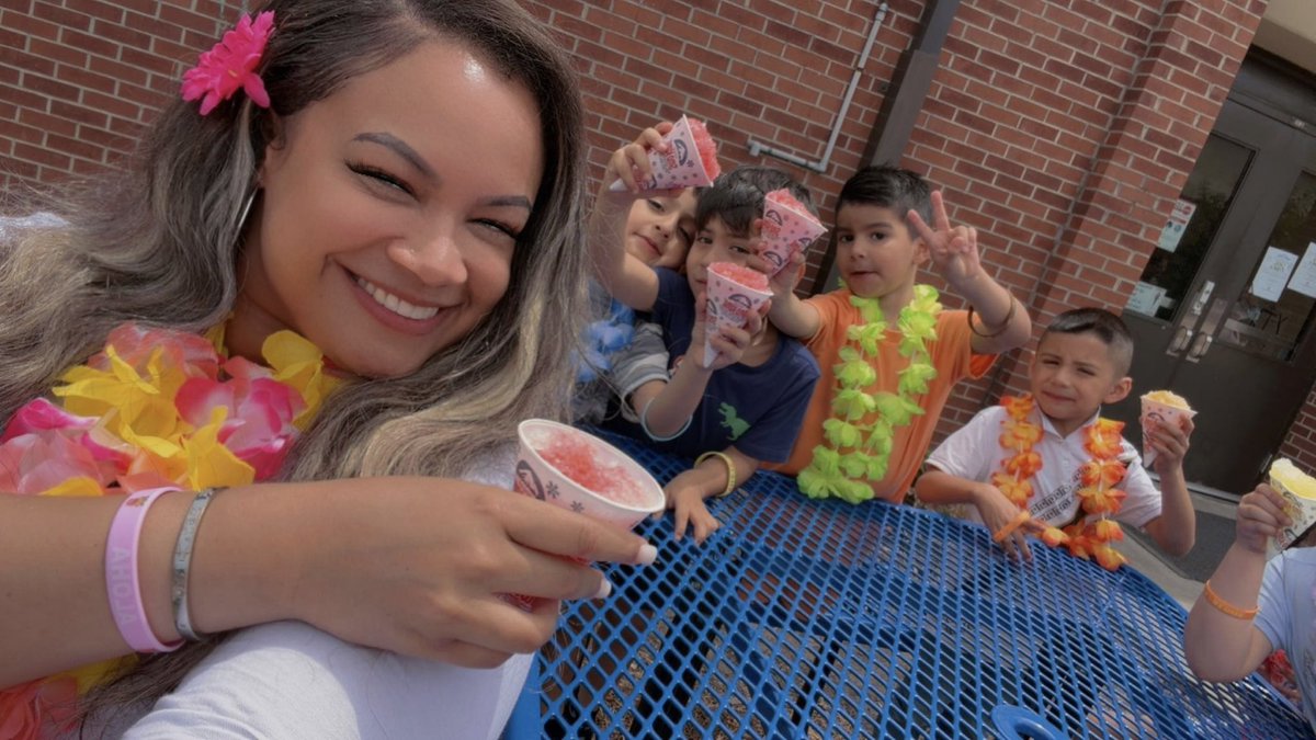 lwmslaing's tweet image. 🌺 L – Luau Day #ABCcountdown 
Aloha from our classroom! 🌺 We had a blast celebrating Luau Day with leis and bracelets, limbo fun, Hawaiian dancing, hula hooping, and a snow cone party! 🍧 We even played pass the flamingo and won lots of cool prizes!🦩✨
 #LuauDay #Kindergarten