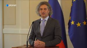 Kateri vam deluje kot predsednik vlade? Prvi je PV desne  Hrvaške vlade, ki Slovenijo prehiteva po levi , desni in vmes. Drugi je  bil PV  leve Slovenske vlade, ki se je nekje izgubil, ko je Slovenija začela Hrvaško gledati v hrbet. Je res vrhunski?