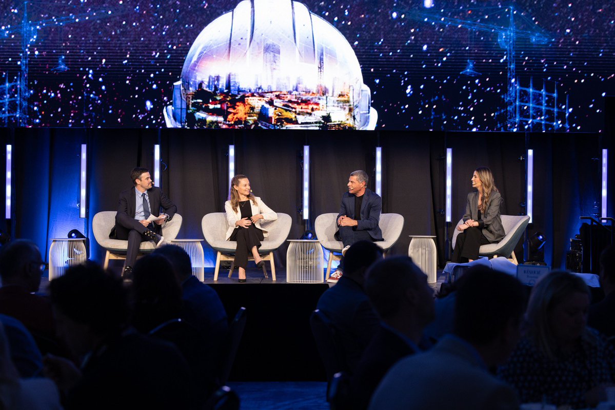 Antoyac's tweet image. Un plaisir de jaser politique avec @AlainRayes, @joelleboutin et @FelixRheaume au congrès de l’ACQ. La construction est au cœur de notre économie 🏗️🪏 
#panel #construction #politique #infrastructures #polqc #polcan