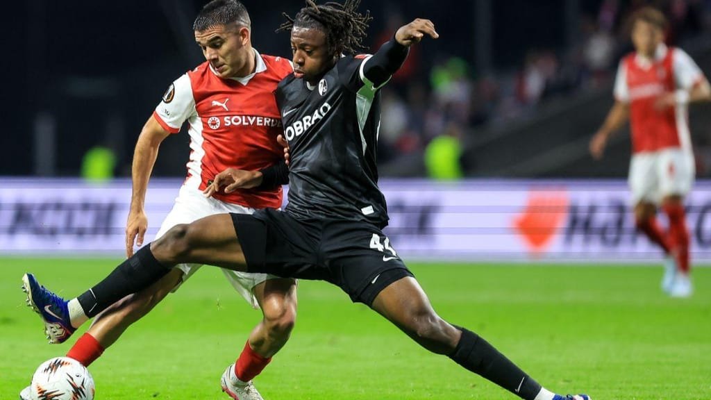 🚨 | Víctor Goméz 🇪🇸 foi transportado para o hospital após o fim do jogo com uma fatura na mão esquerda.

Após uma queda, aos 64', apoiou mal o braço e foi audível o jogador aos berros com as dores. 

Isso não o impediu de cumprir em grande os 90'... ❤️