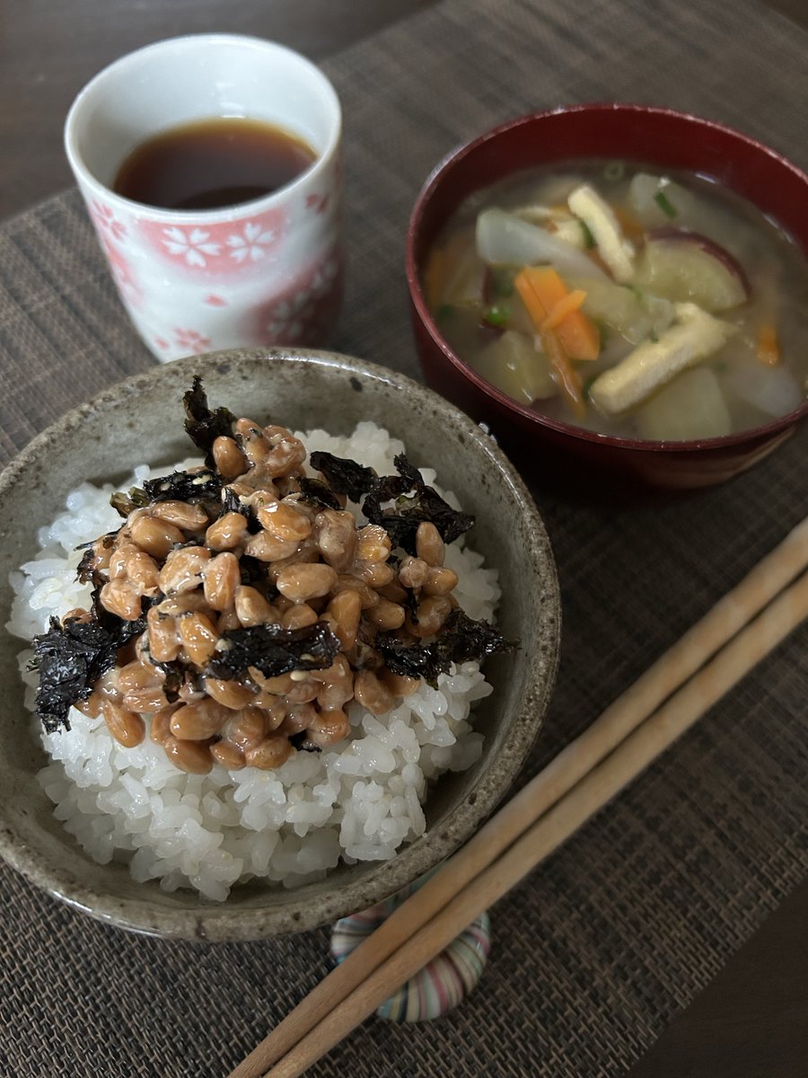 yokochin153604's tweet image. Good morning friends.

The weather is not good today.

There was a thunderstorm in the middle of the night.

Luckily, I’m off today, so I’m going to relax.

Today’s breakfast
“Natto gohan”
“Miso soup(sweet potato, carrot, onion, and usuage)”

#japanesefood 
#homecooking
