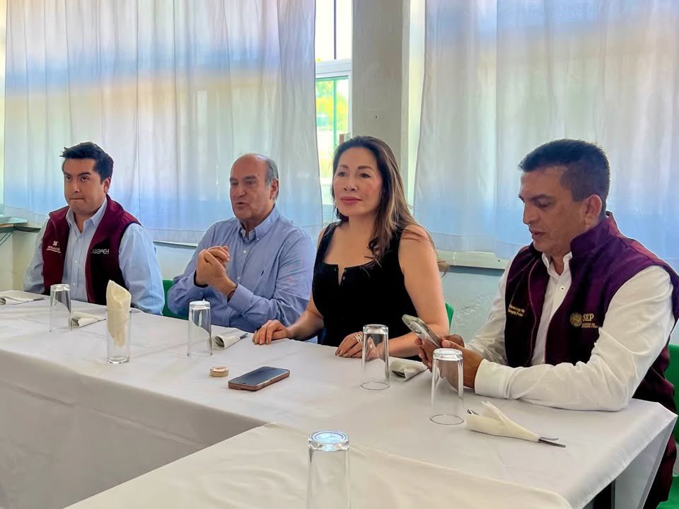 Hoy tuve el gusto de acompañar a la comunidad escolar del COBAEH Plantel Tulancingo en el evento "Educar para la libertad" para platicar sobre cómo la educación es nuestra mejor herramienta para construir proyectos de vida con responsabilidad social. 🤝🇲🇽